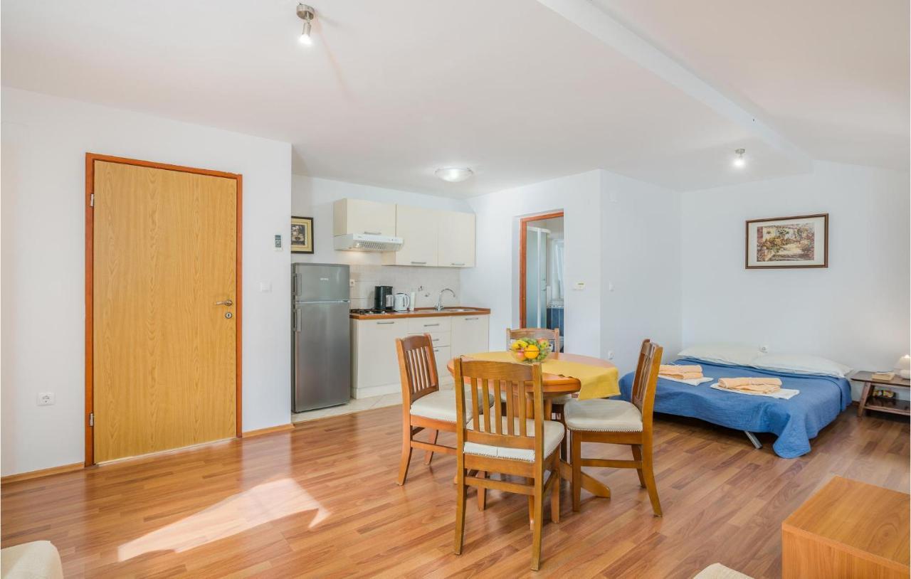 Nice Apartment In Malinska Dubasnica With Kitchen Exteriér fotografie