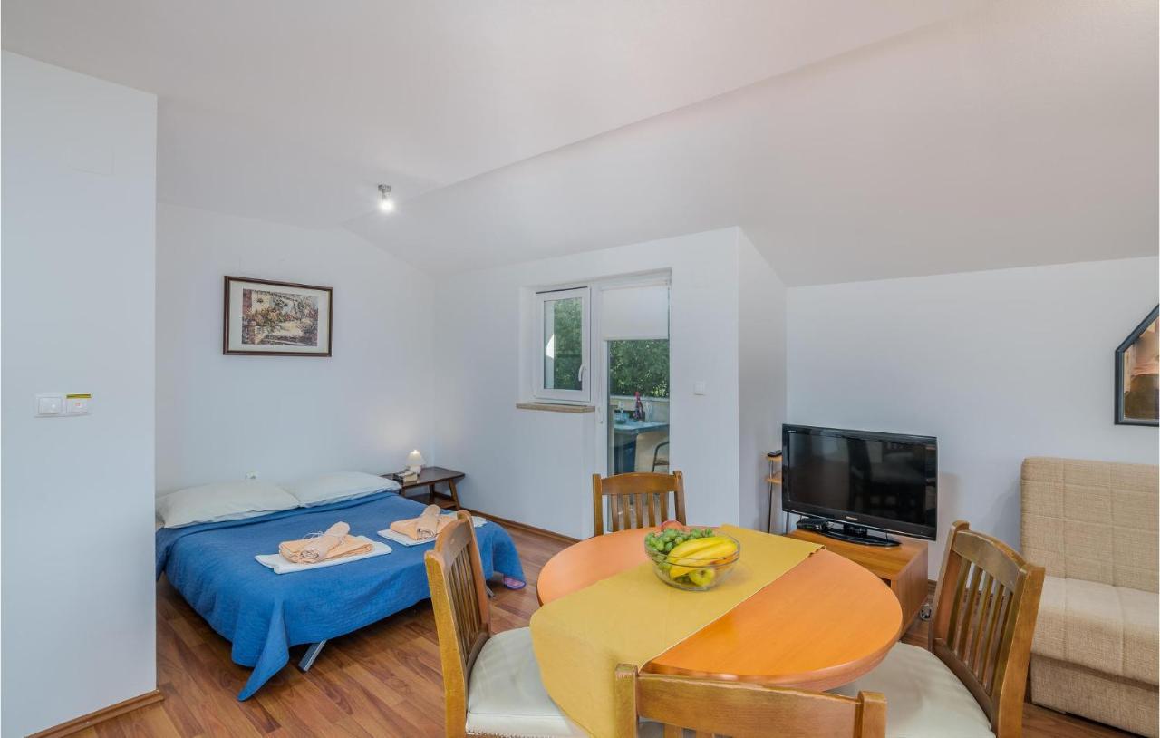Nice Apartment In Malinska Dubasnica With Kitchen Exteriér fotografie