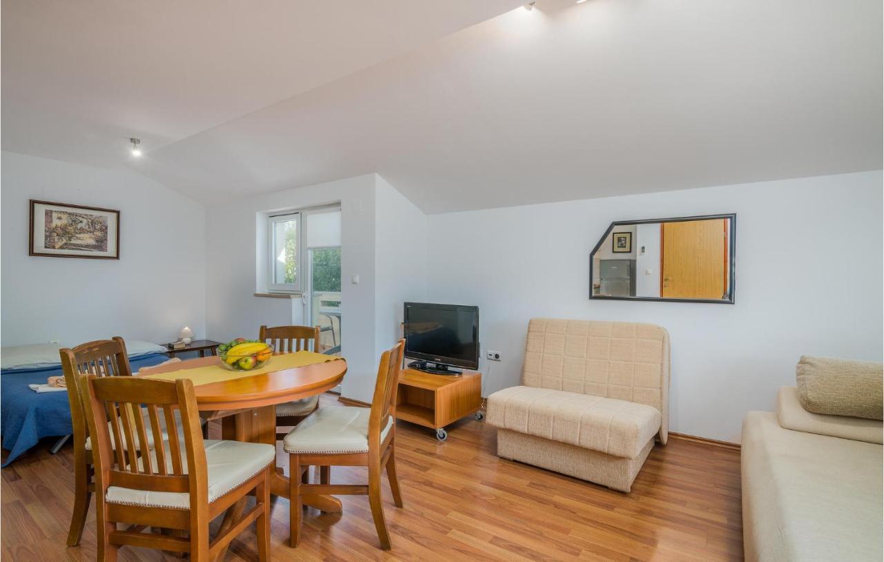 Nice Apartment In Malinska Dubasnica With Kitchen Exteriér fotografie